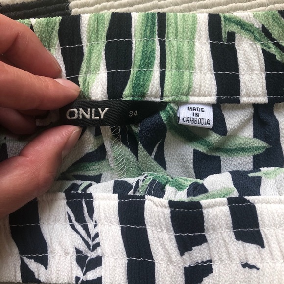 🌴 Tropical Print Shorts 🌴 - Picture 3 of 4